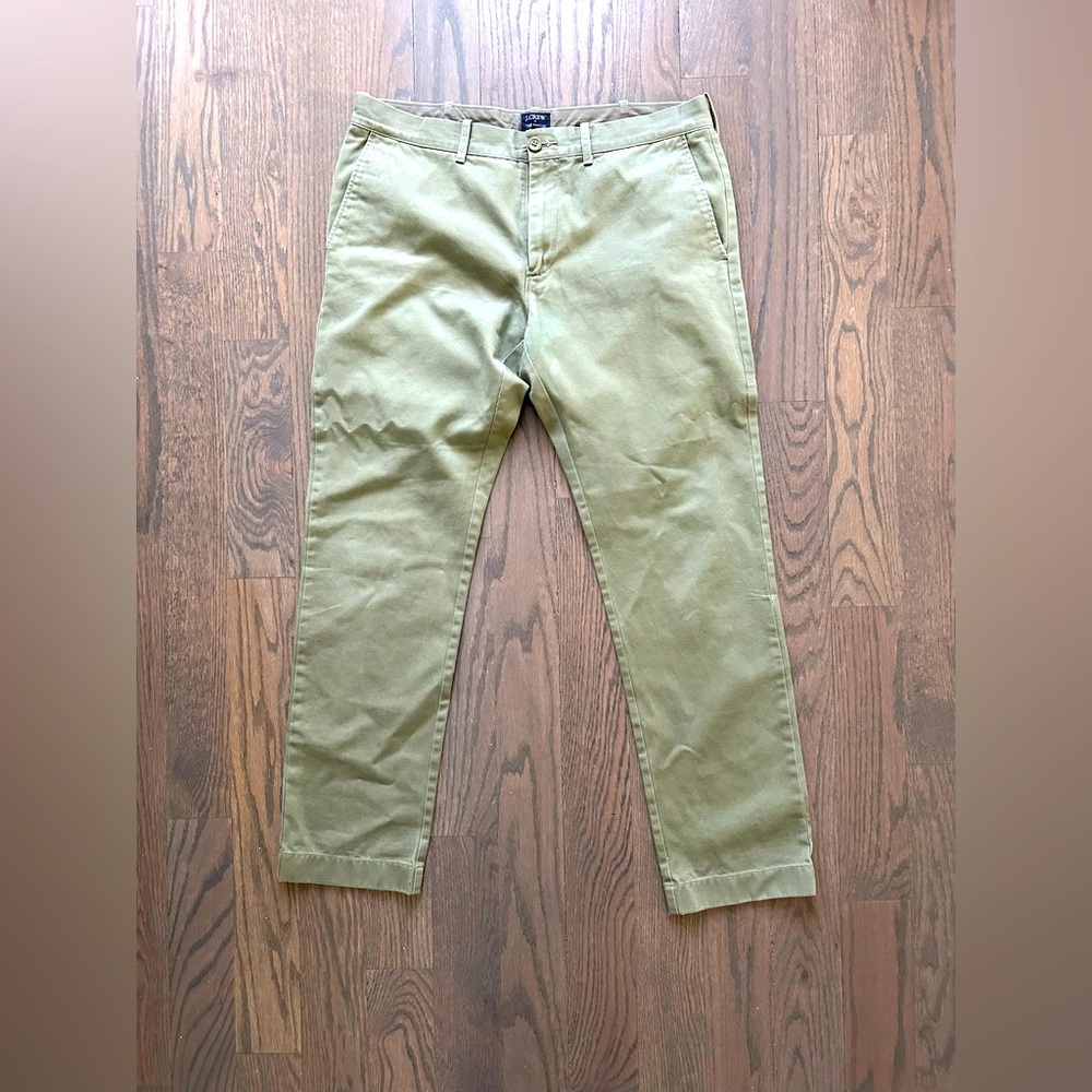 J. Crew “The Driggs” Light Camo Green Men Chinos. Size 33x30. Lightly worn.